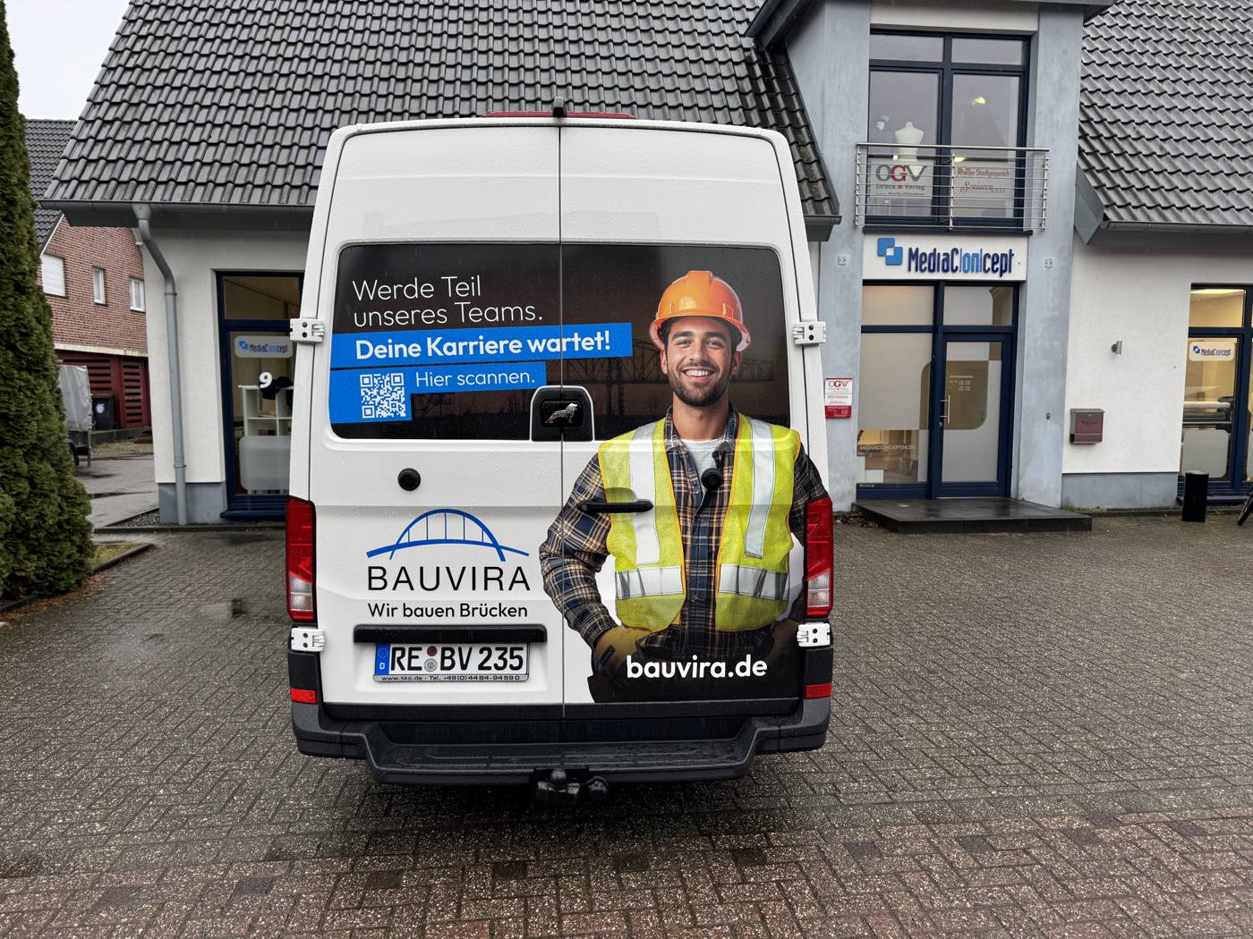Transporter mit Heckbeschriftung