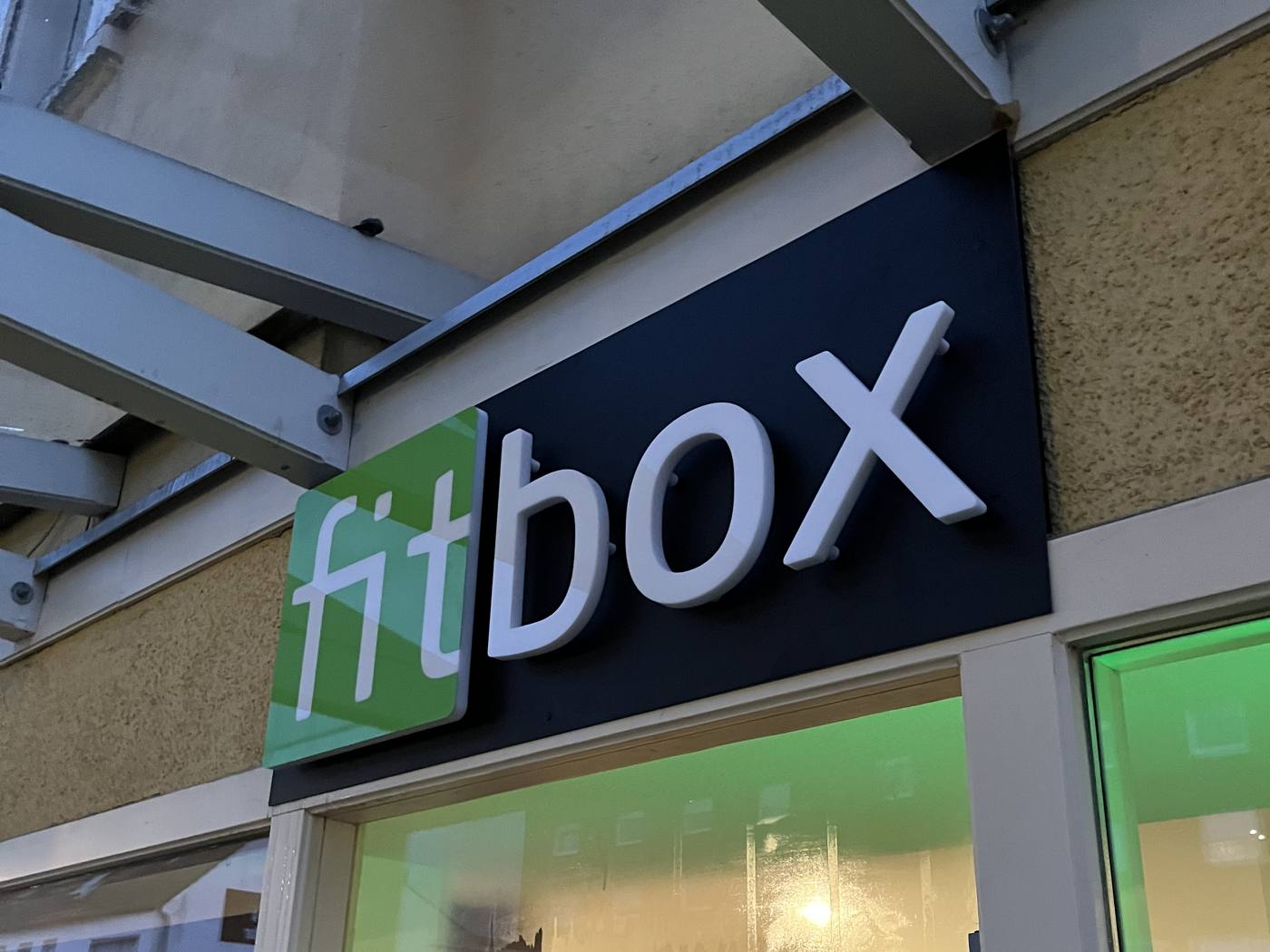 3D-Buchstaben über dem Eingang von fitbox