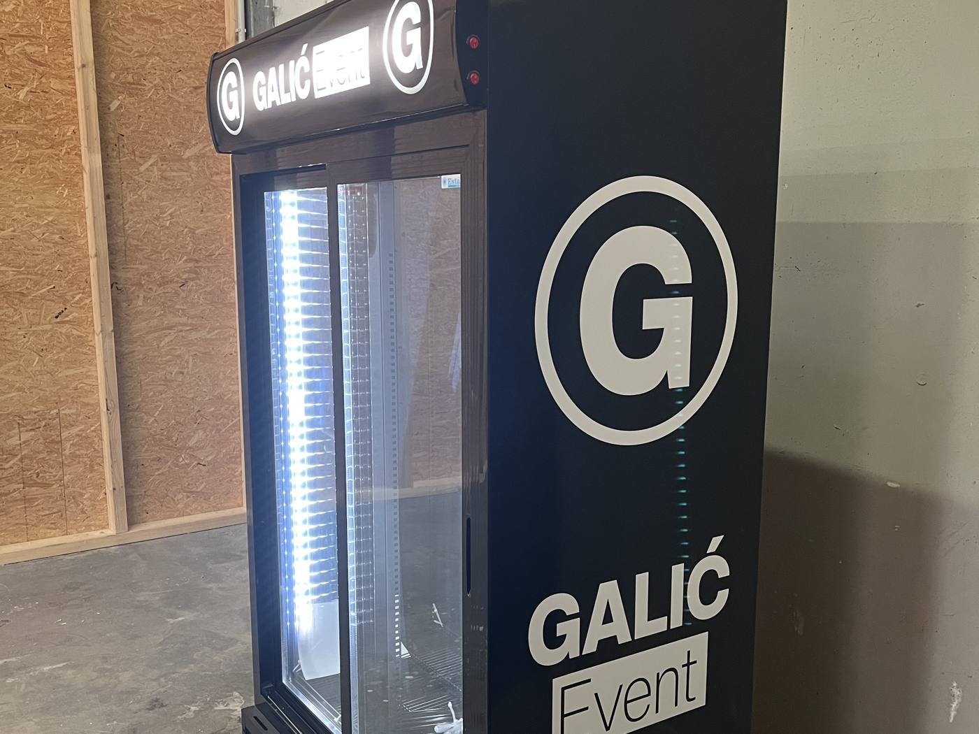 Kühlschrank mit Logo von Galić Event