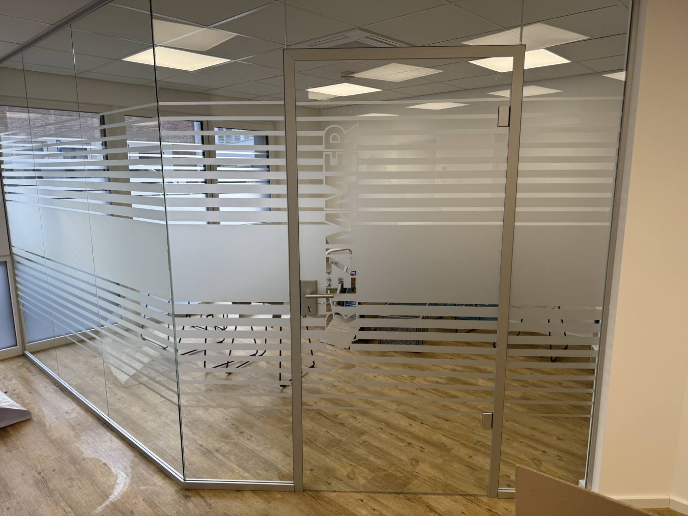 Glaswände mit Sichtschutzfolie im Streifendesign