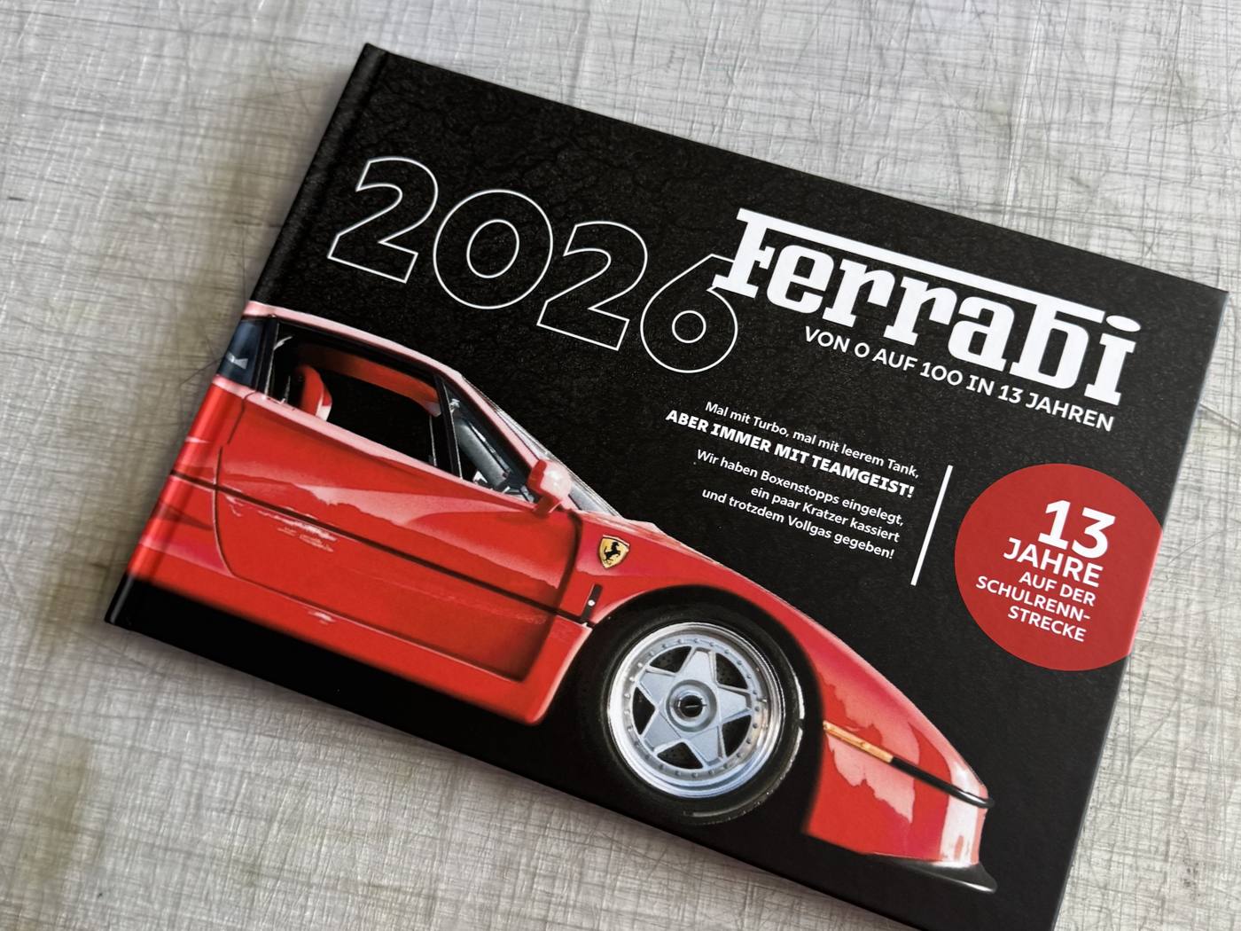 Hardcover-Buch mit gestaltetem Titel