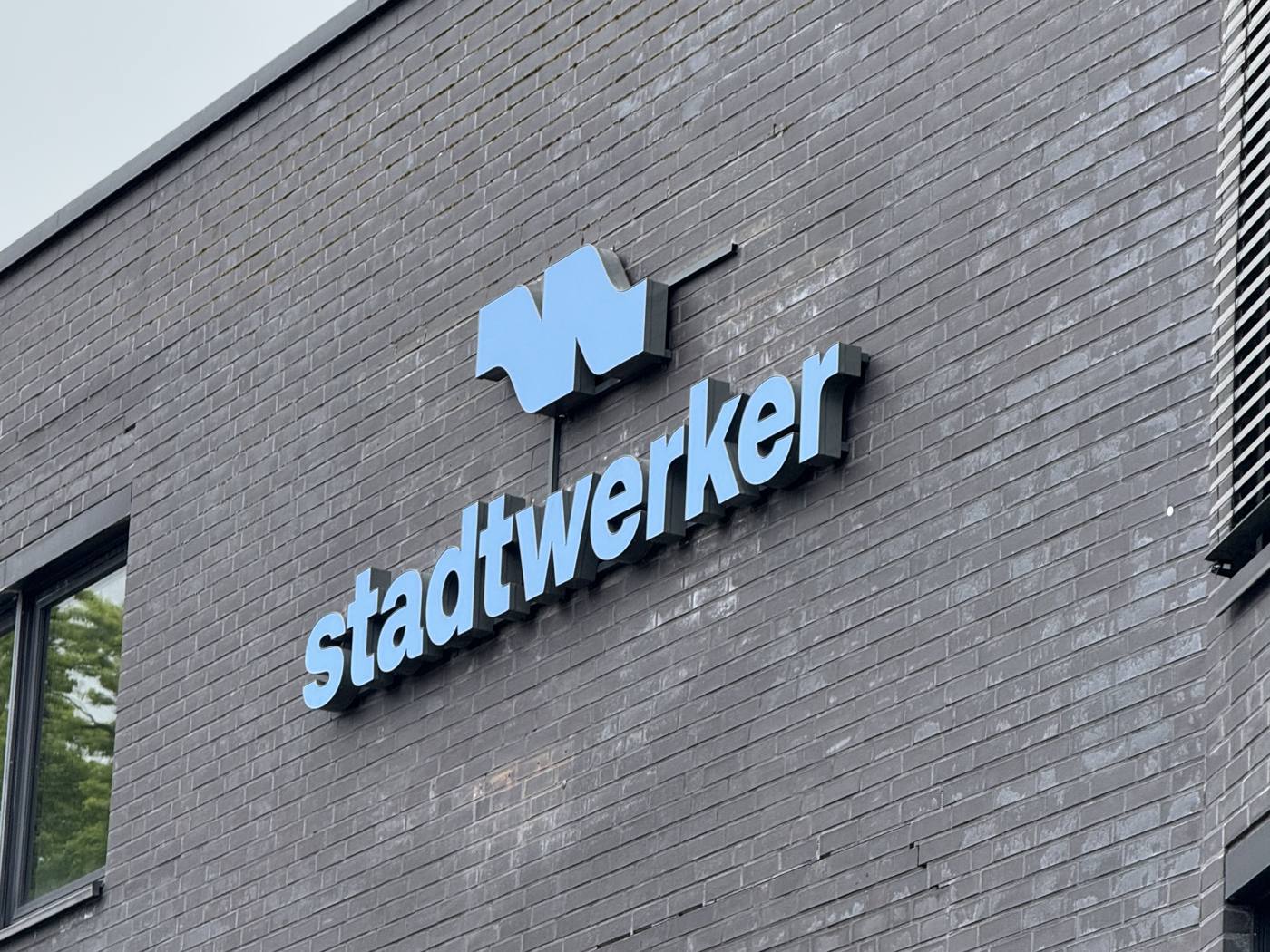 Leuchtbuchstaben an einer Fassade