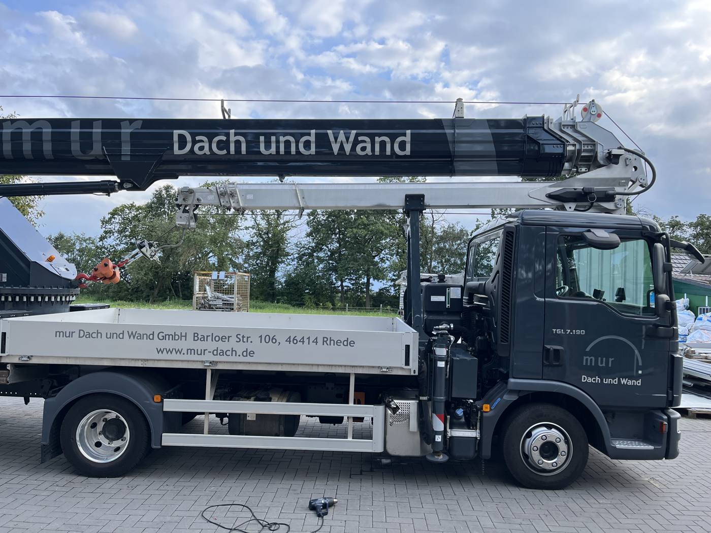 LKW mit Kran von mur Dach und Wand