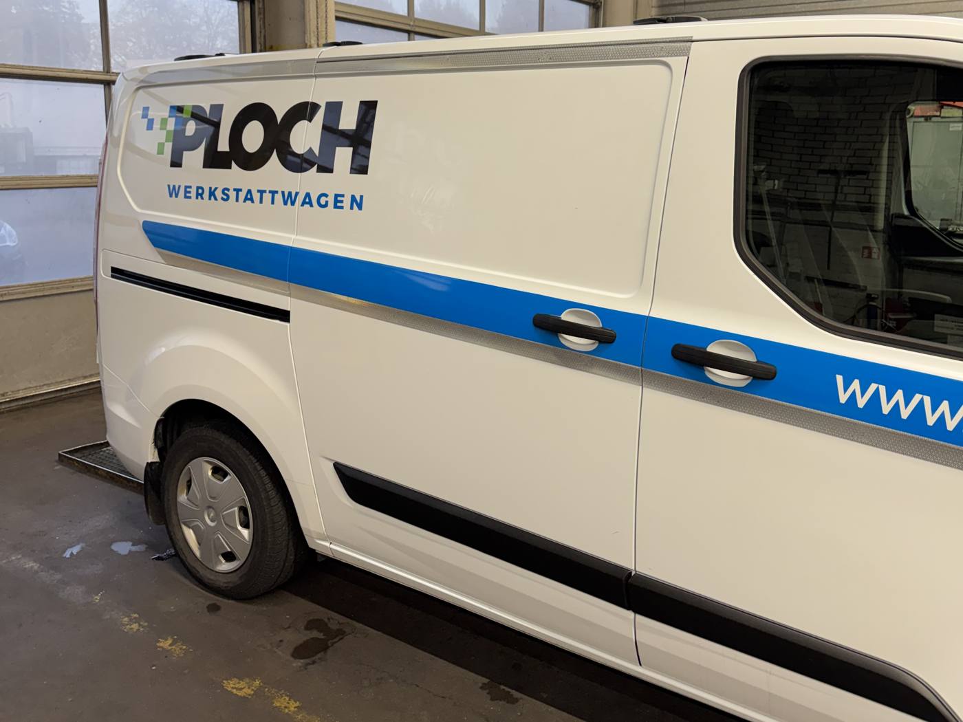 Werkstattwagen mit Logo und Zierstreifen