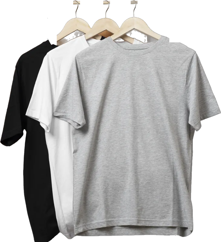 Drei T-Shirts in Schwarz, Weiß und Grau auf Holzbügeln